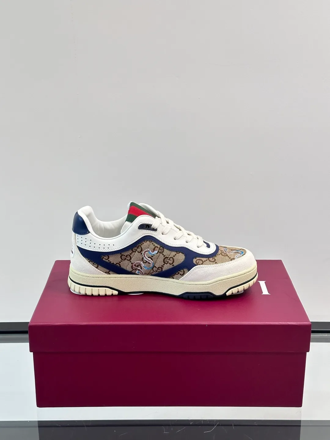 Men's Shoes 💰500 [New Style] 🦨🦨Gucci 𝐆𝐮𝐜𝐜𝐢 𝐑𝐞-𝐖𝐞𝐛 As a sneaker created by Sabato De Sarno for Gucci, the Re-Web series reinterprets the brand's classic stripes, with bold and unique details to set off a modern silhouette design. These shoes are crafted from white leather. This new sneaker is ingeniously decorated with many of the brand's classic details, and is equipped with a bright red and green webbing tongue, which will make people fall in love at first sight. White leather has been specially treated to be soft and shiny, with an embossed grained texture. Script Gucci logo and Interlocking G web label with Interlocking G and script Gucci logo. Rubber outsole with Interlocking G detail eyelets. Web tongue. Size: Female 35-40 (Female 41, 42 customized). Male 38-44 (45, 46 customized)